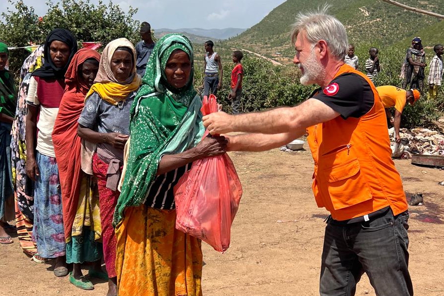 AFRİKA’DA BİR KURBAN BİN BAYRAM