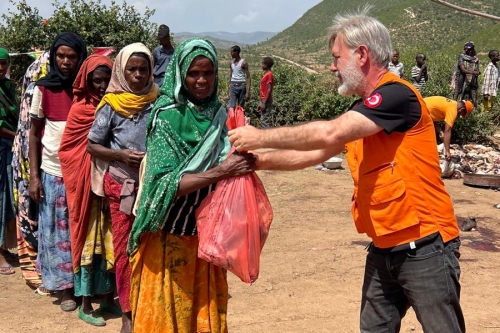 AFRİKA’DA BİR KURBAN BİN BAYRAM